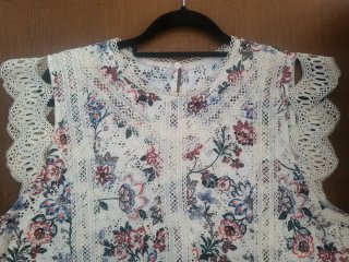 Blusa flores con puntillas.