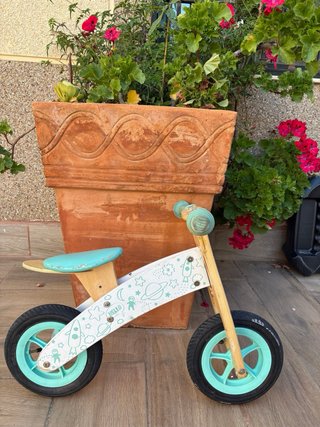 Bicicleta de madera sin pedales