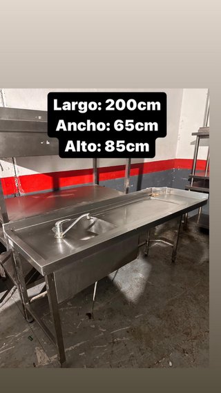 Tavolo in acciaio inossidabile con lavandino