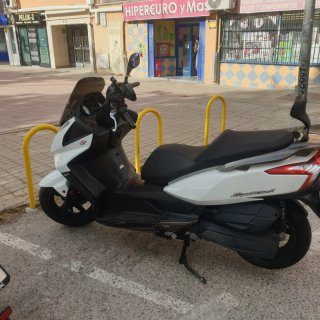 Kymco Super Dink 125cc Blanca y Negra
