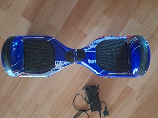 Hoverboard azul y rojo con cargador