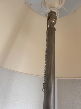 Lámpara de pie de metal, dorada y pantalla blanca