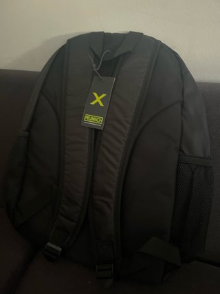 Mochila Munich Negra con detalles rojos padel