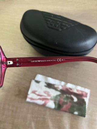 Gafas de sol Emporio Armani negras y rojas