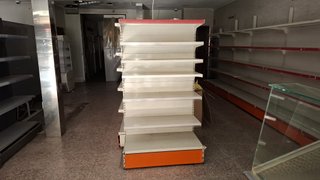 Vitrinas refrigeradoras y estanterías