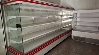 Vitrinas refrigeradoras y estanterías