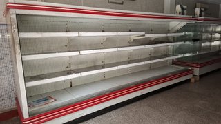 Vitrinas refrigeradoras y estanterías
