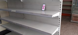 Vitrinas refrigeradoras y estanterías