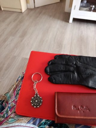 Lote Pierre Cardin: Guantes, Cartera y Llavero