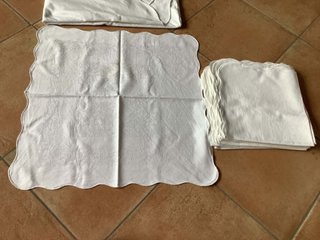 Tovaglia e tovaglioli in puro cotone ricamato