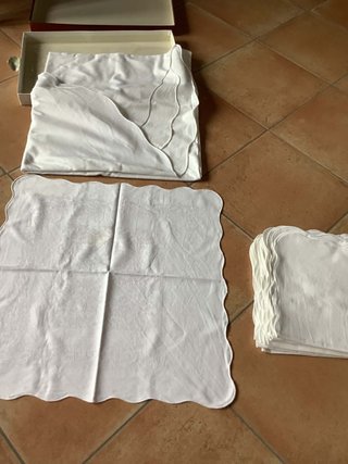 Tovaglia e tovaglioli in puro cotone ricamato