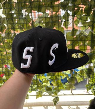 Gorra New Era x Supreme Cerrada Negra
