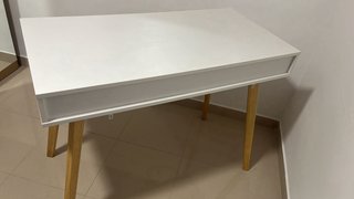 Escritorio Jysk blanco y madera como nuevo