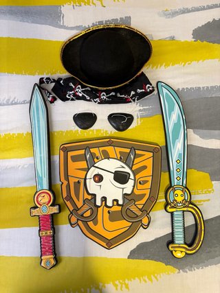 Disfraz Pirata: Sombrero, Espadas, Parche y Escudo
