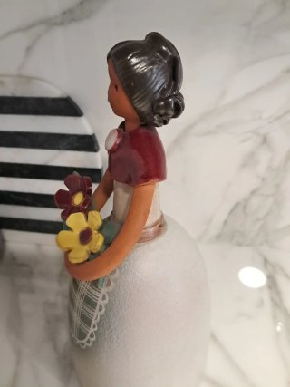 Figura Barro Mujer Campana Flores