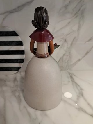 Figura Barro Mujer Campana Flores