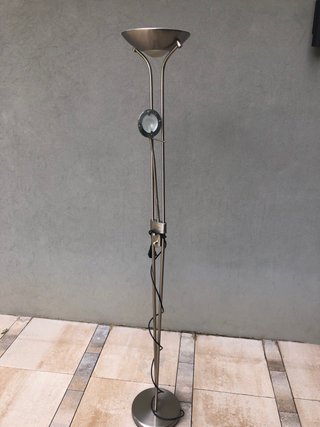 Lámpara de pie cromada