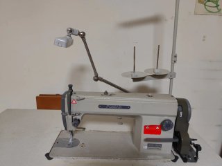 Máquina de coser industrial plana