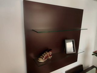 Conjunto Salón: Vitrina, Mesa, Sillas y estante