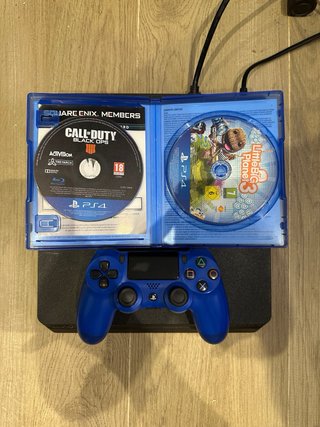 PS4 Slim y Juego