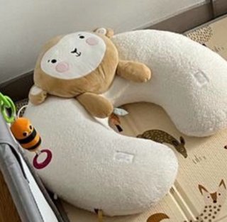 Cojín de apoyo para bebé con peluche