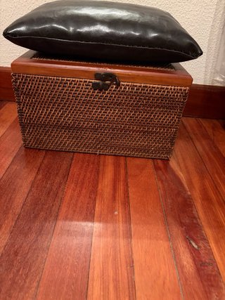 Caja de mimbre con tapa y cojín negro