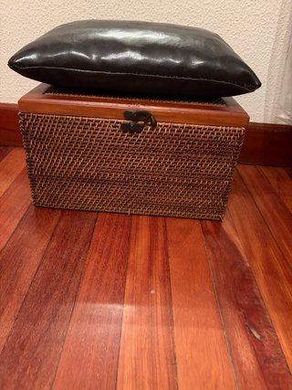 Caja de mimbre con tapa y cojín negro