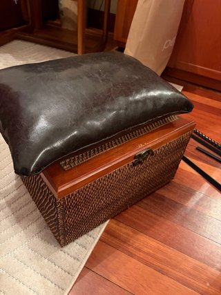 Caja de mimbre con tapa y cojín negro