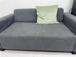 Sofá Ikea Gris con Cojín Verde