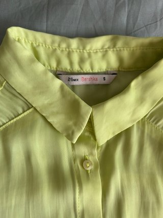 Blusa Bershka sin mangas amarilla Talla S