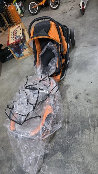 Carrito de bebé Graco naranja y negro
