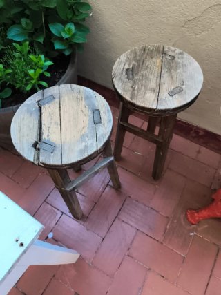 Mesa redonda mármol y hierro forjado + 2 taburetes
