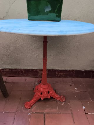 Mesa redonda mármol y hierro forjado + 2 taburetes