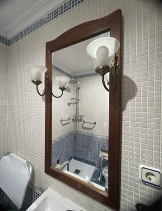 Mueble de baño, Grifo, Espejo.