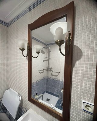 Mueble de baño, Grifo, Espejo.