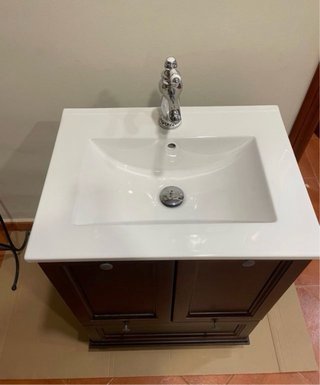 Mueble de baño, Grifo, Espejo.