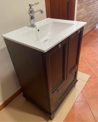 Mueble de baño, Grifo, Espejo.