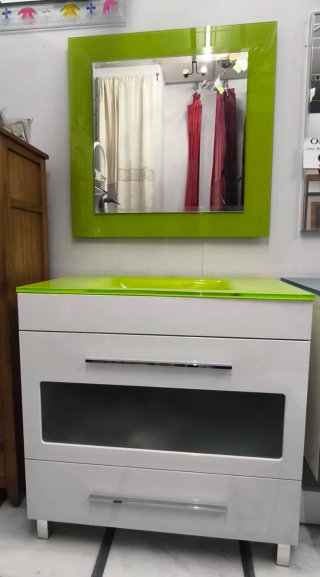 Mueble  completo de baño blanco y verde con espejo