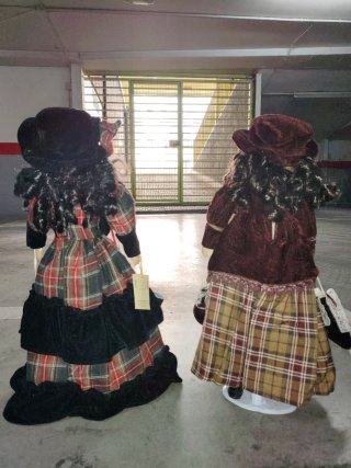 Muñeca de porcelana antigua vestida