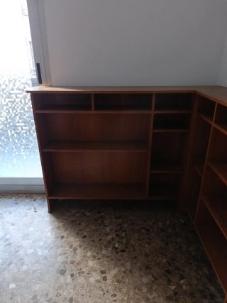 Estantería rinconera de madera
