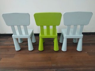 Sillas infantiles IKEA (2 azules, 1 verde)