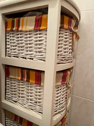 Cajonera de mimbre y tela