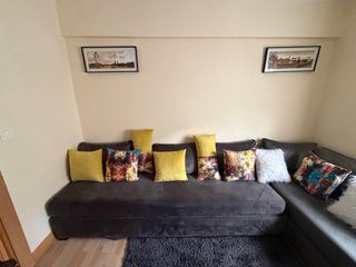 Sofá modular gris y amarillo