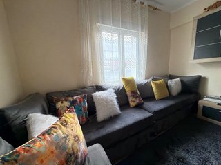 Sofá modular gris y amarillo