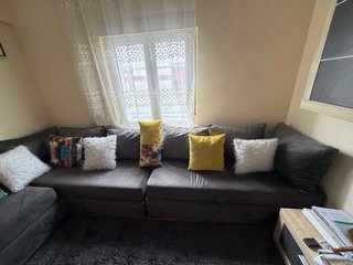 Sofá modular gris y amarillo