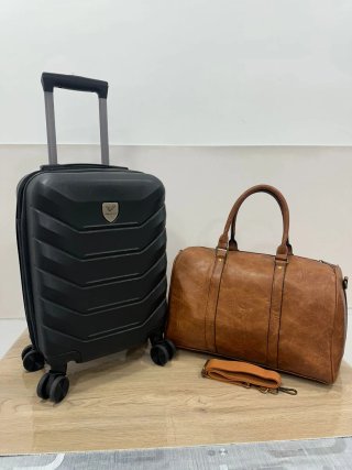 Maleta cabina negra y bolso viaje marrón