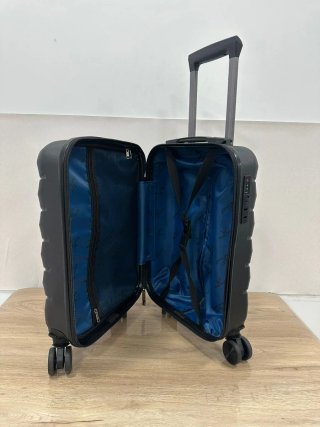 Maleta cabina negra y bolso viaje marrón