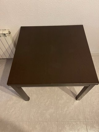 Mesa de comedor de madera oscura