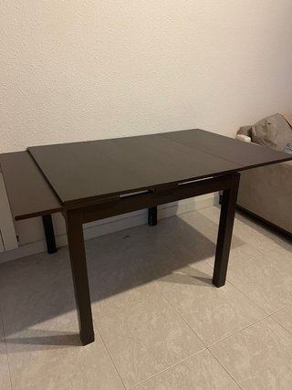 Mesa de comedor de madera oscura