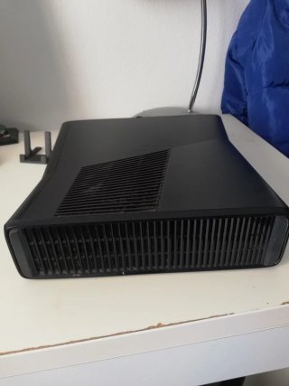 Xbox 360 Negra con Mando y Fuente